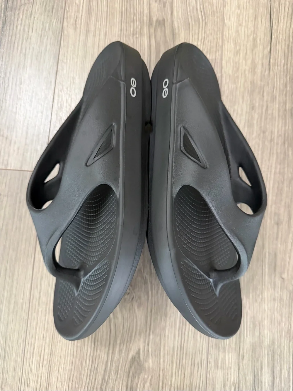 OOFOS Black Thong Recovery Sandals